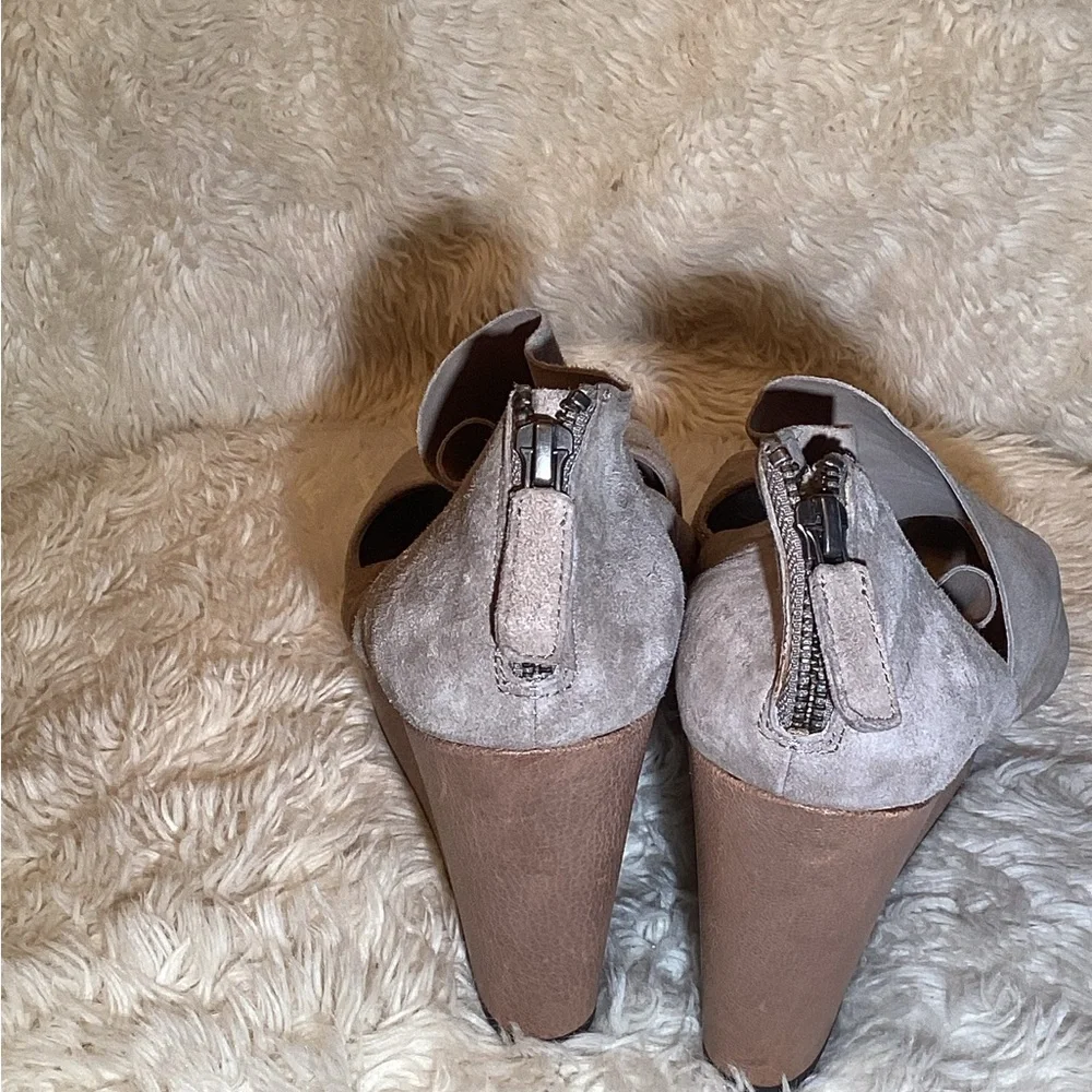 Eileen Fisher Grey Suede Wedge Sandals size 7.5